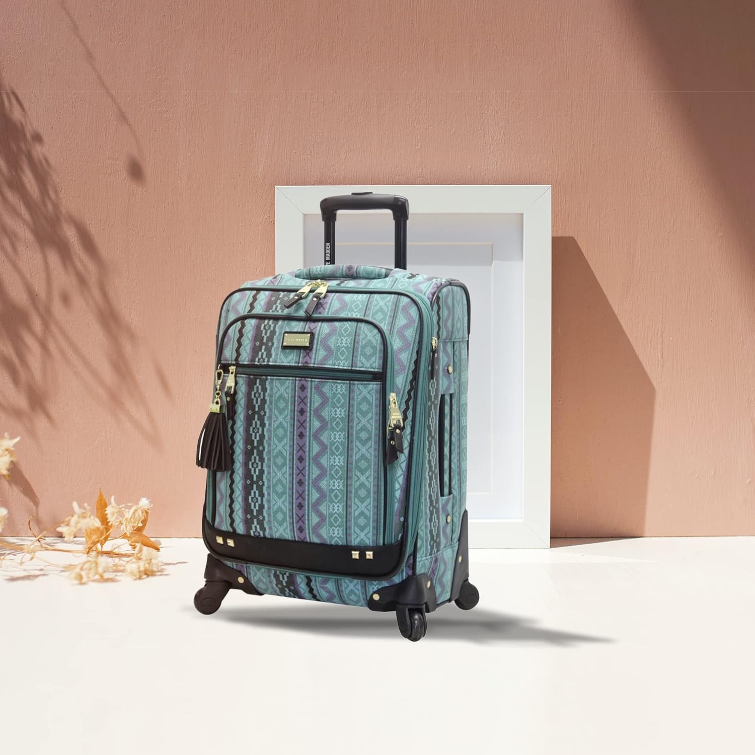 image:imageSteve Madden DesignerGepckkollektion Leichter SoftsideKoffer fr Damen und Herren strapazierfhige 508 cm groe Tragetasche mit 4 rollenden SpinnerRdern Peekaboo Purple 20in Carry on Bag WithLegends Turquoise